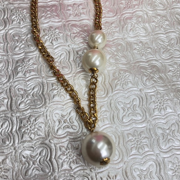 Cher Stainless Steel Elegant Gold and Pearl Necklace - Picture 5 of 6